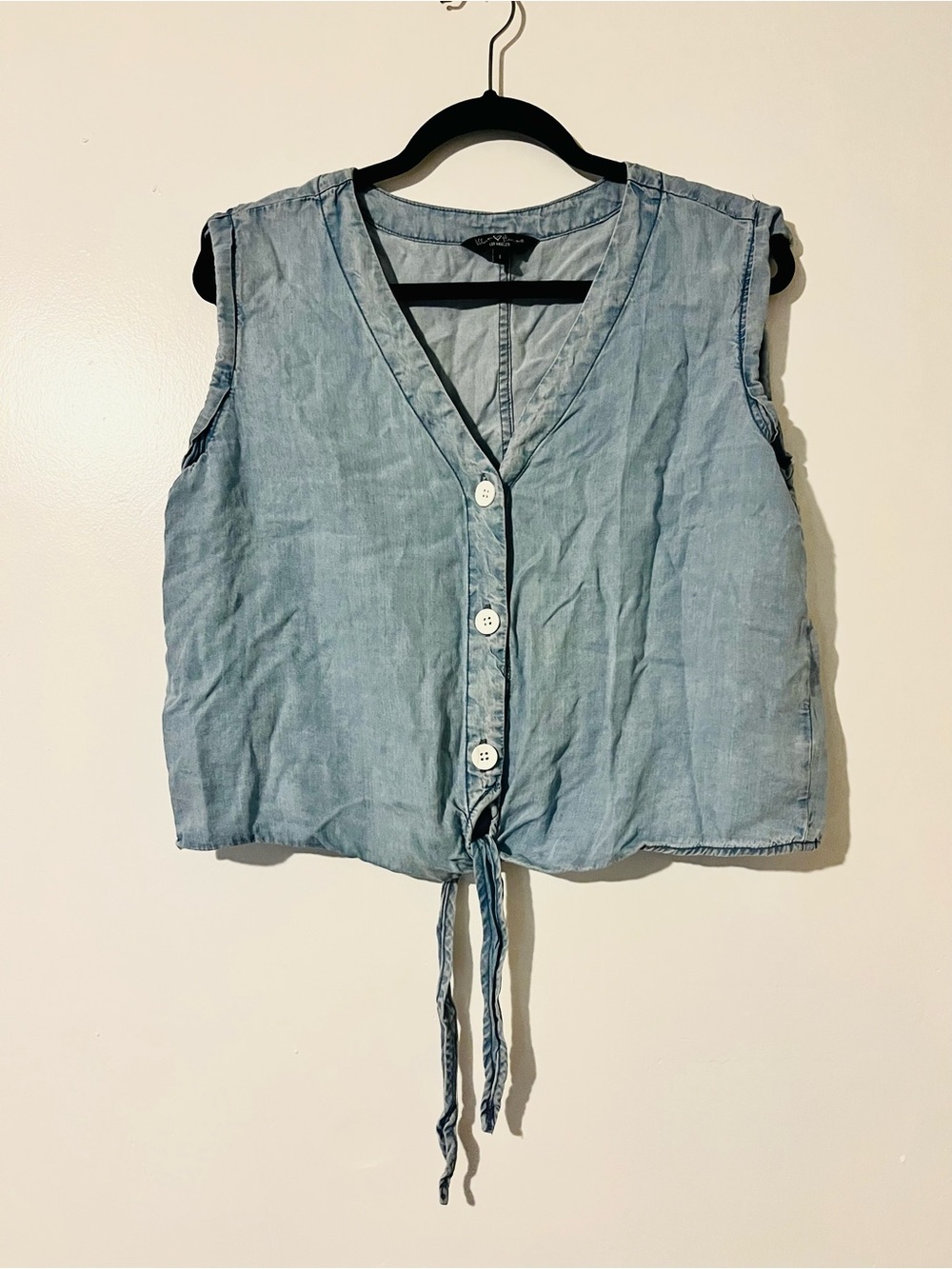 Velvet Heart Light Blue Button-Front Tie-Hem Chambray top